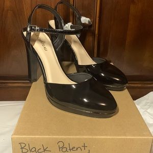 Black Patent Le Chateau platform heels size 8.5